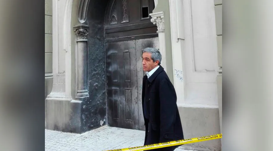 En la imagen el P. Galvarino Jofré, Párroco de la Iglesia de la Gratitud Nacional afuera del templo luego del nuevo ataque
