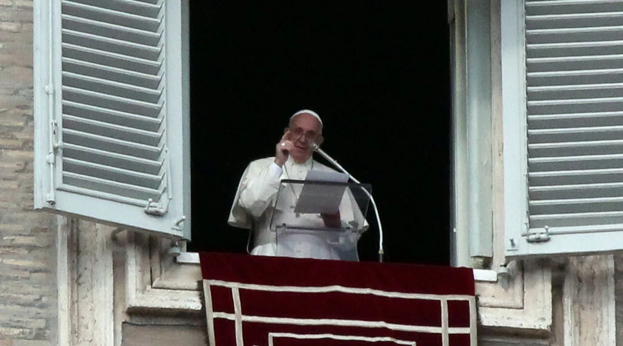 El Papa pregunta a los peregrinos de la Plaza de San Pedro. Foto: Alexey Gotovsky
