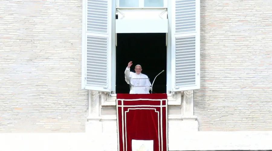 El Papa saluda durante el Ángelus. Foto: Alexey Gotovskiy