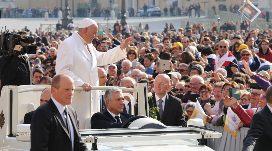 El Papa saluda a los fieles en la Audiencia General. Foto: Daniel Ibañez / ACI Prensa