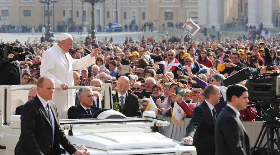 El Papa saluda a los fieles en la Audiencia General. Foto: Daniel Ibañez / ACI Prensa