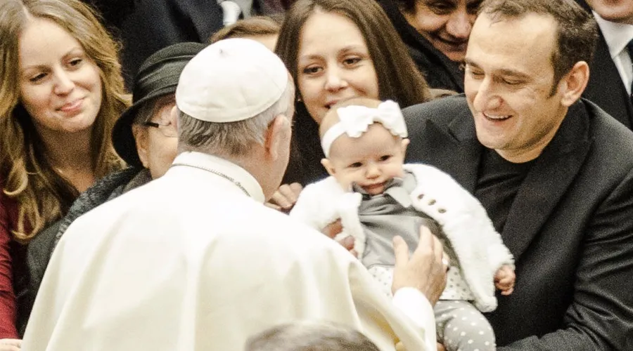 El Papa bendice a una niña en la audiencia. Foto. Lucía Ballester / ACI Prensa