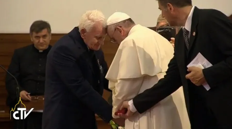 El P. Ernest Simoni y el Papa Francisco en Albania (Captura pantalla CTV)