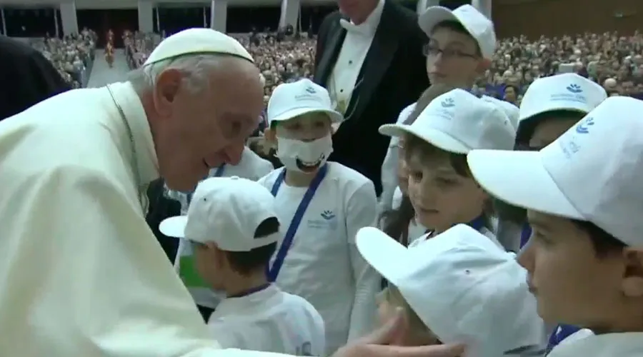 El Papa Francisco saluda a un grupo de niños del Hospital Bambino Gesú de Roma. Imagen captura Youtube