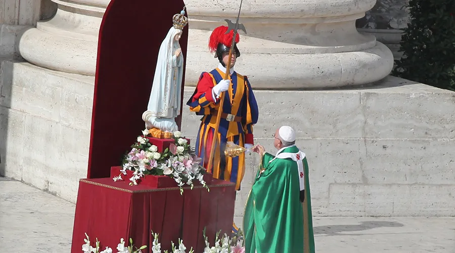 El Papa Francisco junto a una imagen de la Virgen de Fátima en el Vaticano / Crédito: Lauren Cater (ACI Prensa)