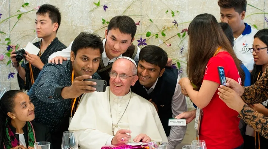 Papa Francisco junto a un grupo de jóvenes. Foto: L'Osservatore Romano