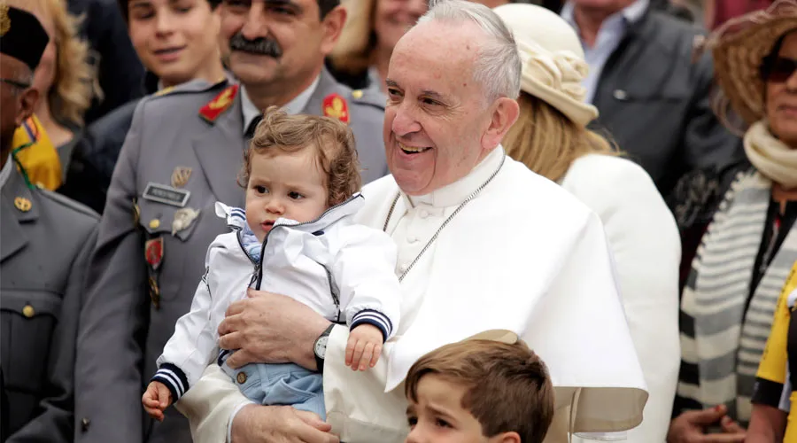 El Papa Francisco saluda a niños en la Plaza de San Pedro. / Foto: Lucía Ballester (ACI Prensa)