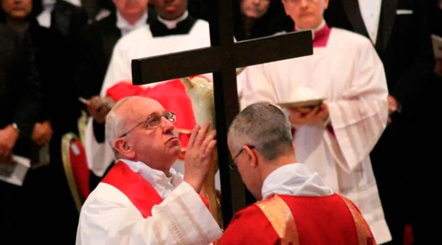 Papa Francisco frente a la Cruz, en liturgia de Viernes Santo de 2013. Foto: Lauren Cater (ACI Prensa)