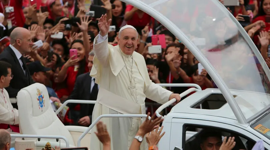 El Papa Francisco llegando al encuentro con los jovenes de Filipinas. Foto Alan Holdren / ACI Prensa