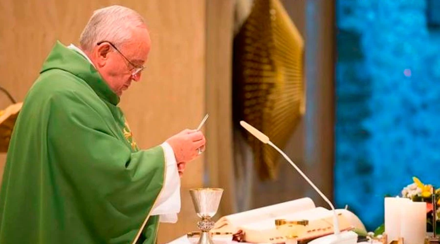 El Papa Francisco celebra Misa en la capilla de la Casa Santa Marta. Foto: L'Osservatore Romano