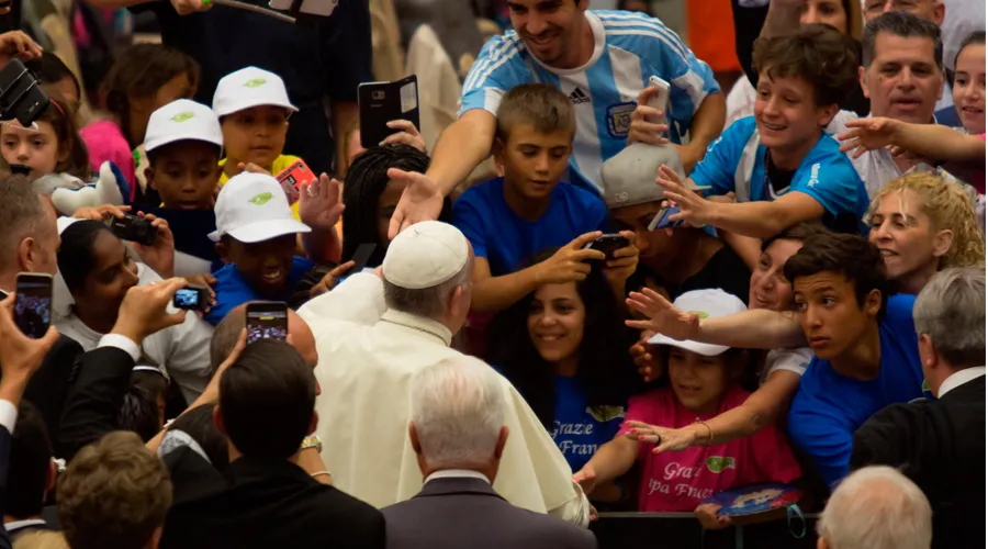 El Papa rodeado de peregrinos durante la Audiencia General. Foto: Daniel Ibáñez / ACI Prensa