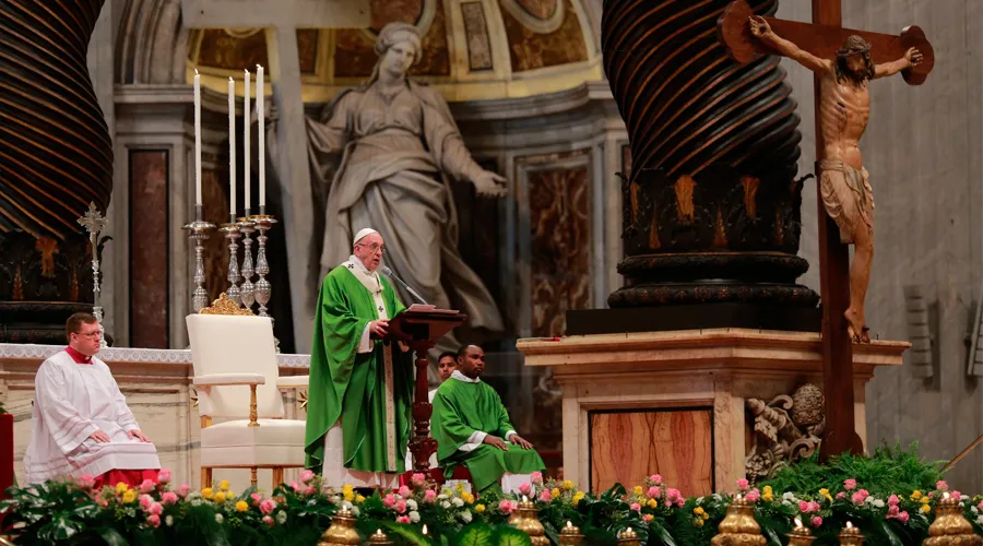 El Papa pronuncia la homilía. Foto: Daniel Ibáñez / ACI Prensa