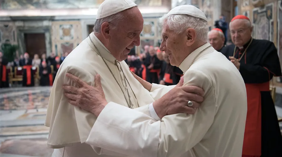 El Papa Francisco y Benedicto XVI se saludan. Foto: L'Osservatore Romano