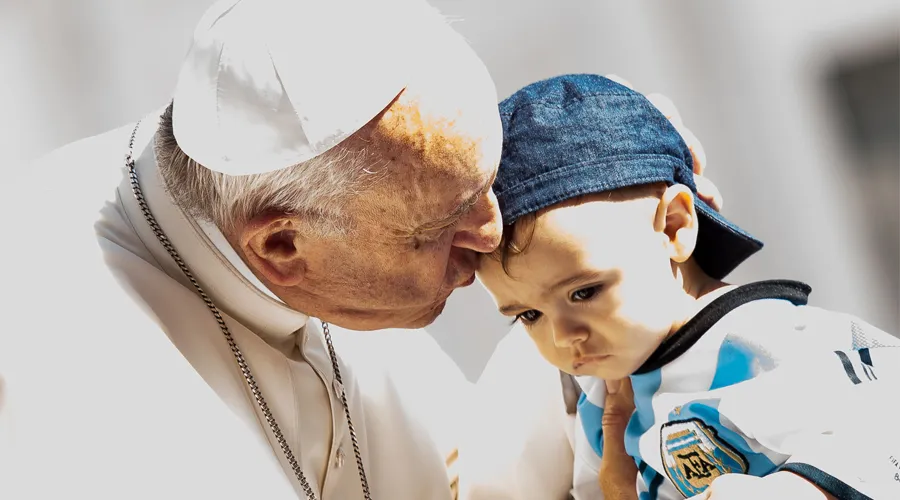 El Papa Francisco bendice a un niño durante la Audiencia. Foto: Daniel Ibáñez / ACI Prensa