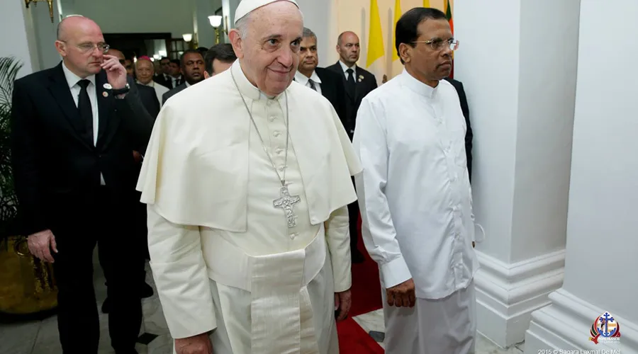El Papa Francisco con el Presidente de Sri Lanka. Foto popefrancissrilanka.com