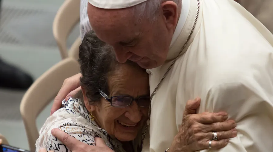 El Papa abraza a un peregrino durante la Audiencia General. Foto: Daniel Ibáñez / ACI Prensa