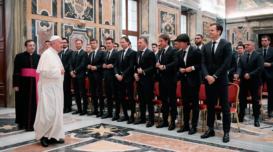 El Papa saluda a los jugadores del equipo alemán. Foto: L'Osservatore Romano