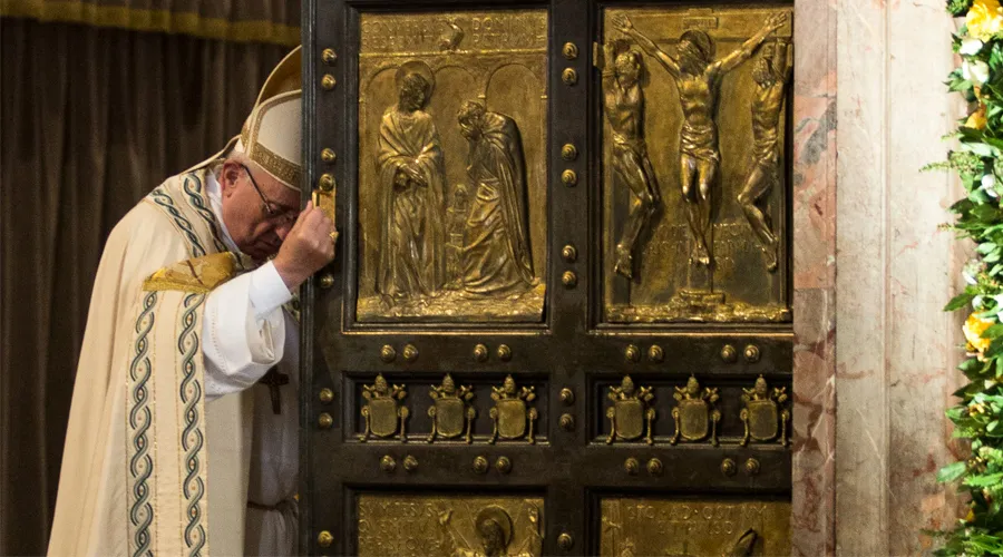 El Papa cierra la Puerta Santa de la Basílica de San Pedro. Foto: Daniel Ibáñez / ACI Prensa