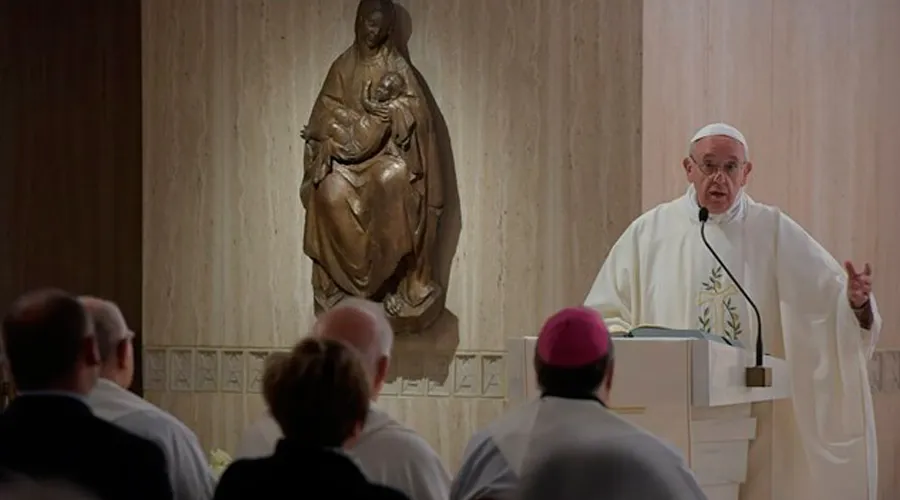 El Papa celebra la Misa en la capilla de la Casa Santa Marta. Foto: L'Osservatore Romano