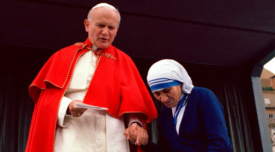 San Juan Pablo II y Madre Teresa en el Ciudad del Vaticano (1983) / L’Osservatore Romano