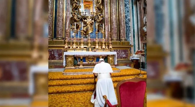 El Papa reza ante la imagen de la Salus Populi Romani en Santa María la Mayor (Foto L'Osservatore Romano)