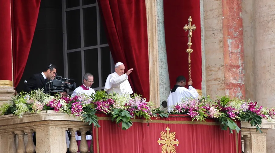 El Papa imparte la Bendición Urbi et Orbi. Foto: ACI Prensa