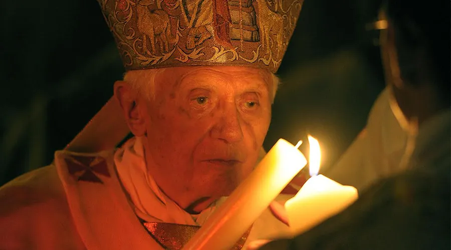 Vigilia Pascual celebrada por el Papa emérito Benedicto XVI / Crédito: L'Osservatore Romano