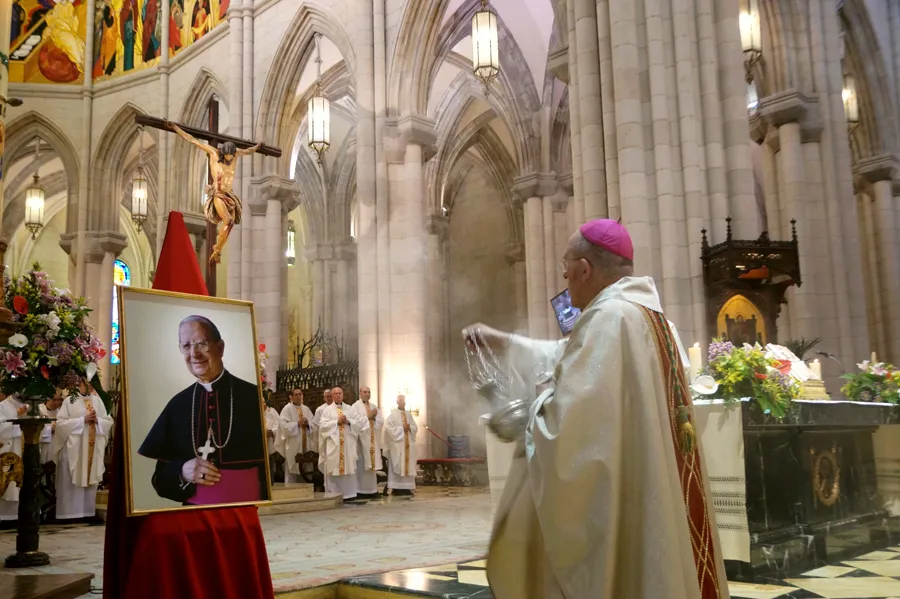 Mons. Carlos Osoro, Arzobispo de Madrid durante la celebración de la festividad del Beato Álvaro del Portillo en la Catedral de la Almudena en Madrid (España). Foto: Pablo Pérez Tomé.
