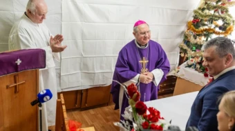 El Arzobispo Bernard Bober celebra una misa con personas sin hogar y necesitadas en la Caridad Arquidiocesana de Košice, Eslovaquia, durante una tradicional reunión navideña en diciembre de 2025.