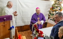 El Arzobispo Bernard Bober celebra una misa con personas sin hogar y necesitadas en la Caridad Arquidiocesana de Košice, Eslovaquia, durante una tradicional reunión navideña en diciembre de 2025.