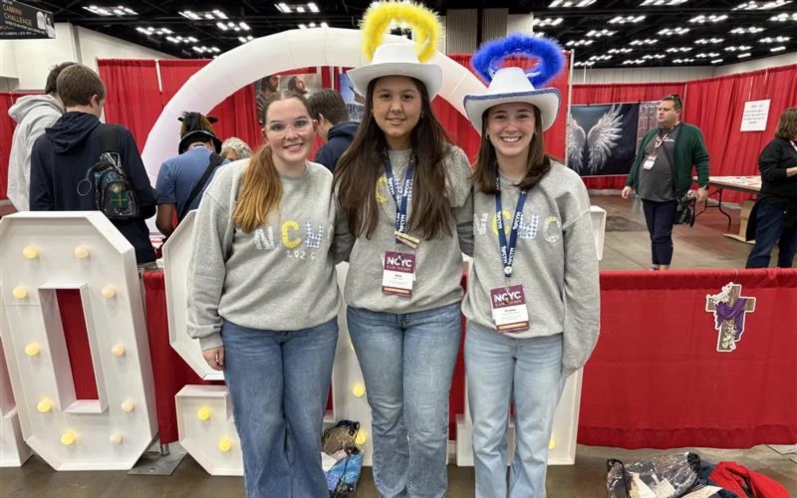 Lucy Snipes, Anne Young y Presley Hilderbrand, de Columbus, Georgia (Estados Unidos), recorren las exposiciones durante la primera noche del NCYC 2025, el 20 de noviembre de 2025, en el Indiana Convention Center en Indianápolis.?w=200&h=150