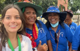 Socorro Vázquez (izquierda) junto a un grupo de mujeres de Indonesia antes de participar en la Misa del Papa en Yakarta Crédito: cortesía