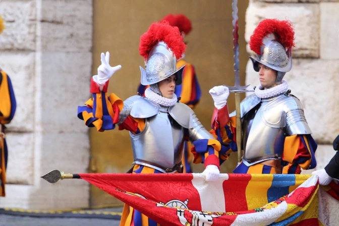Imagen de unos de los nuevos guardias suizos al jurar lealtad al Papa Francisco