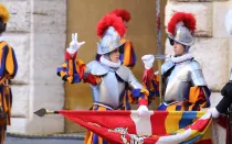 Imagen de unos de los nuevos guardias suizos al jurar lealtad al Papa Francisco