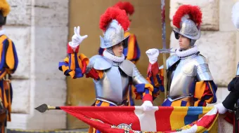 Imagen de unos de los nuevos guardias suizos al jurar lealtad al Papa Francisco
