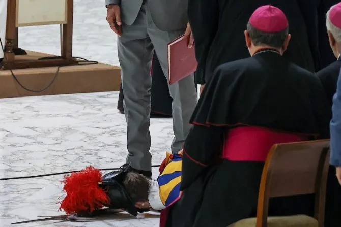Vaticano se pronuncia sobre guardia suizo que se desmayó en audiencia del Papa Francisco