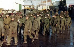 Soldados argentinos en la Guerra de Malvinas Crédito: Ken Griffiths/Wikipedia (Dominio Público)