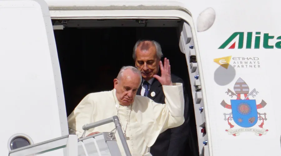 El viento arranca el solideo al Papa Francisco a su llegada a Ecuador / Foto: David Ramos (ACI Prensa)?w=200&h=150
