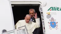 El viento arranca el solideo al Papa Francisco a su llegada a Ecuador / Foto: David Ramos (ACI Prensa)