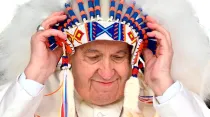 Papa Francisco con sombrero indio de plumas en Canadá. Crédito: Vatican Media