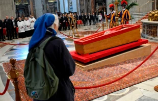 Sor Genevieve Jeanningros reza delante del féretro donde descansan los restos del Papa Francisco. Crédito: Vatican Media.