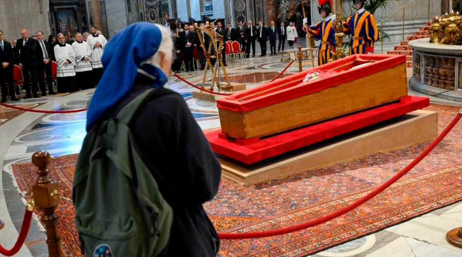 Quién es la monja que rezó ante el féretro del Papa Francisco saltándose el protocolo? | ACI Prensa