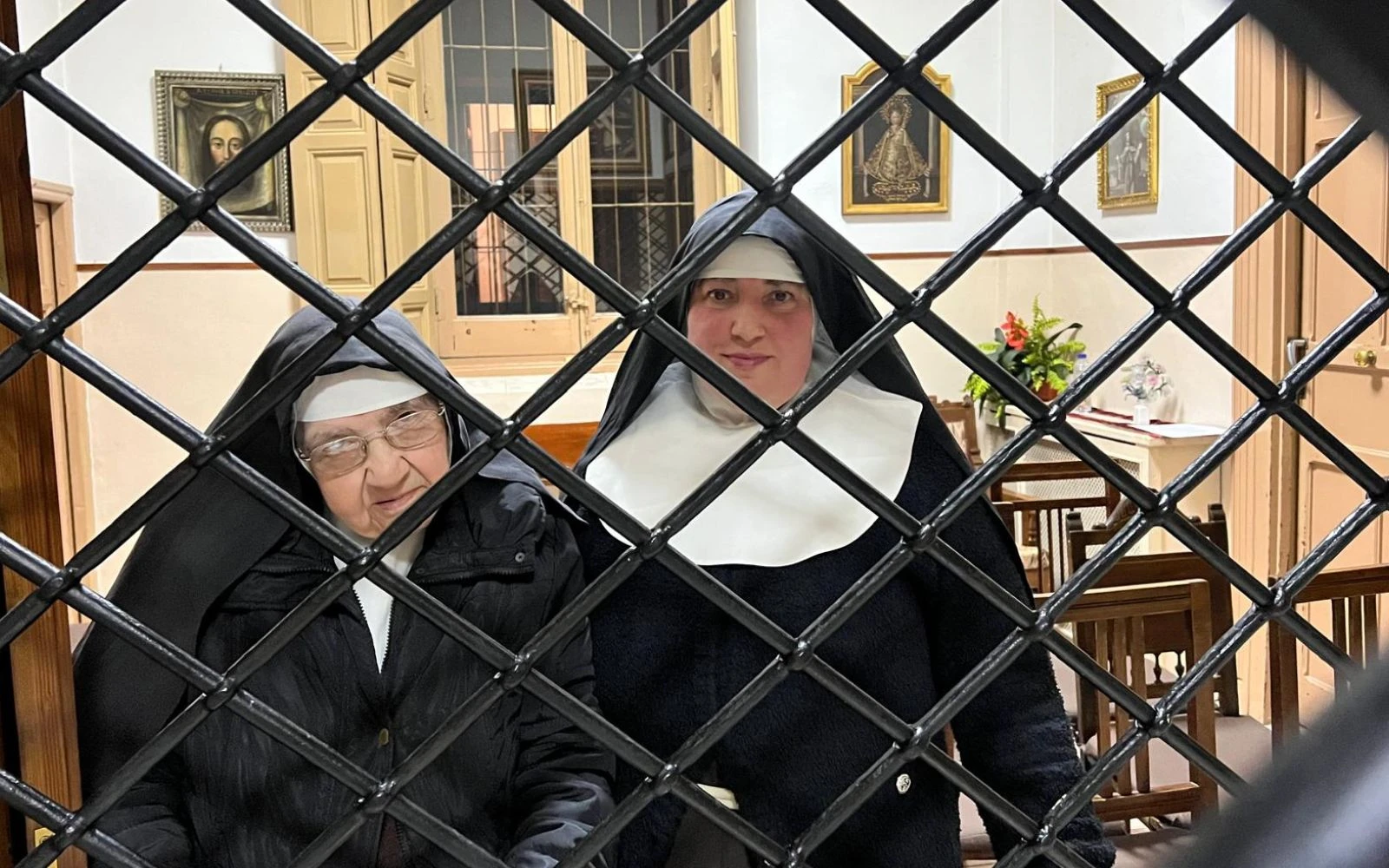Sor Josefa y la Madre superiora, sor María Jesús, tras las rejas en el monasterio de las Clarisas en Madrid?w=200&h=150
