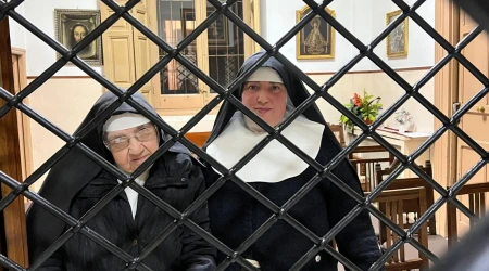 Sor Josefa y la Madre superiora, sor María Jesús, tras las rejas en el monasterio de las Clarisas en Madrid