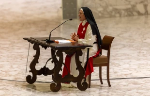 Sor María Gloria Riva en el Aula Pablo VI durante su meditación. Crédito: Daniel Ibáñez/EWTN News.