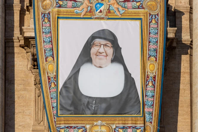 El retrato oficial de Santa María Troncatti en la Basílica de San Pedro el 19 de octubre.