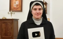 La religiosa española Sor Marta, OSB tiene centenares de miles de seguidores en redes sociales.