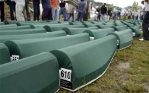 Identificación de los restos de muchas víctimas, realizado en 2005.