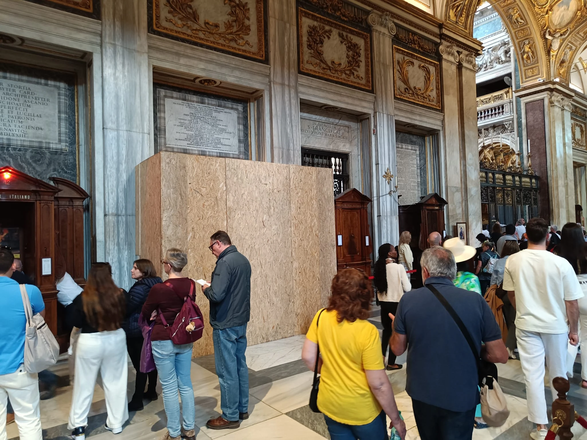 Varios fieles pasan cerca del lugar onde se instalará la tumba del Papa Francisco.