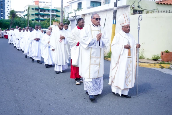 La peregrinación desde el obispado hasta la Catedral de Stella Maris. Crédito: Diócesis de Stella Maris.